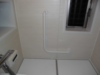 手摺設置　施工後①　入り口脇と浴槽周りに３点設置いたしました。