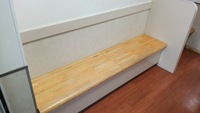 長椅子　施工前　座面が木製でした。
