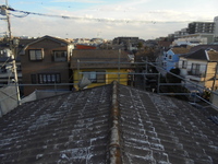 屋根部施工前　所々、割れや剥がれが生じていました。　