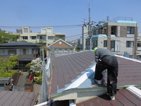 施工中。屋根には遮熱塗料を使用しています。この塗料を使用することで屋根の温度を下げる効果があります。