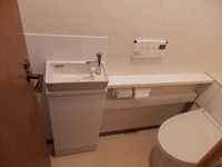 施工後手洗い器側です
手洗い器の下は
収納になっています
トイレットペーパーや
洗剤などが入ります。