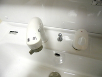 省エネ性能を備えた水栓で、
蛇口のツマミをひねるとシャワーにも
切り替わります。