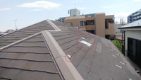 施工前　赤丸の部分の屋根材が強風でなくなっていたり欠けたりしています。他にも欠けている箇所がありました。