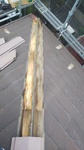 施工中　既存の棟（屋根の頂点の部分の金属）と下地木材を撤去します。この部分は下地の木材が経年劣化しやすく放置しておくと金属の部分が強風により剥がれてしまう恐れがあります。