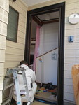 施工中　既存ドアを撤去して新しいドア枠を取り付けます。